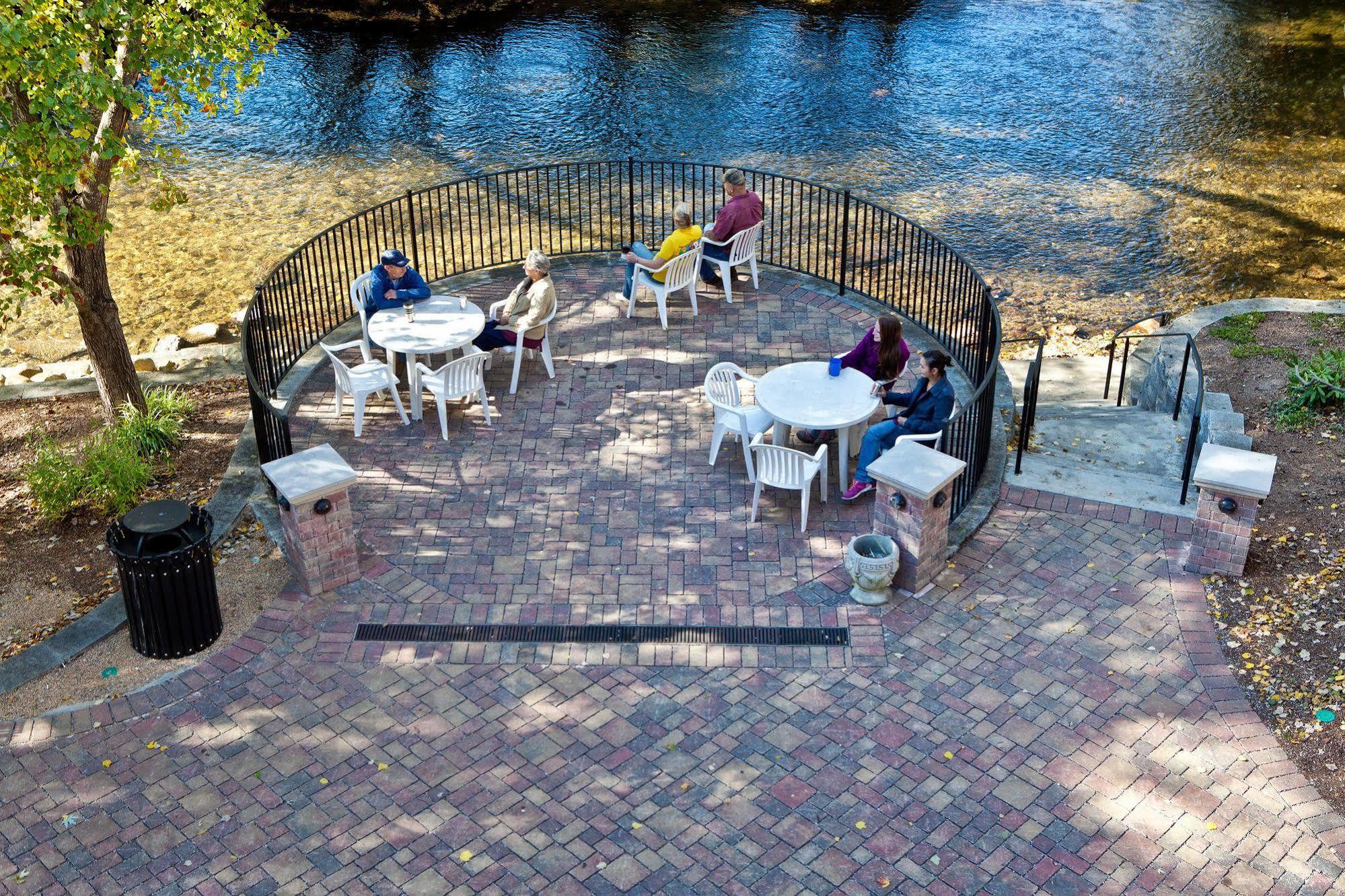 Helendorf River Inn, Suites & Conference Center Экстерьер фото